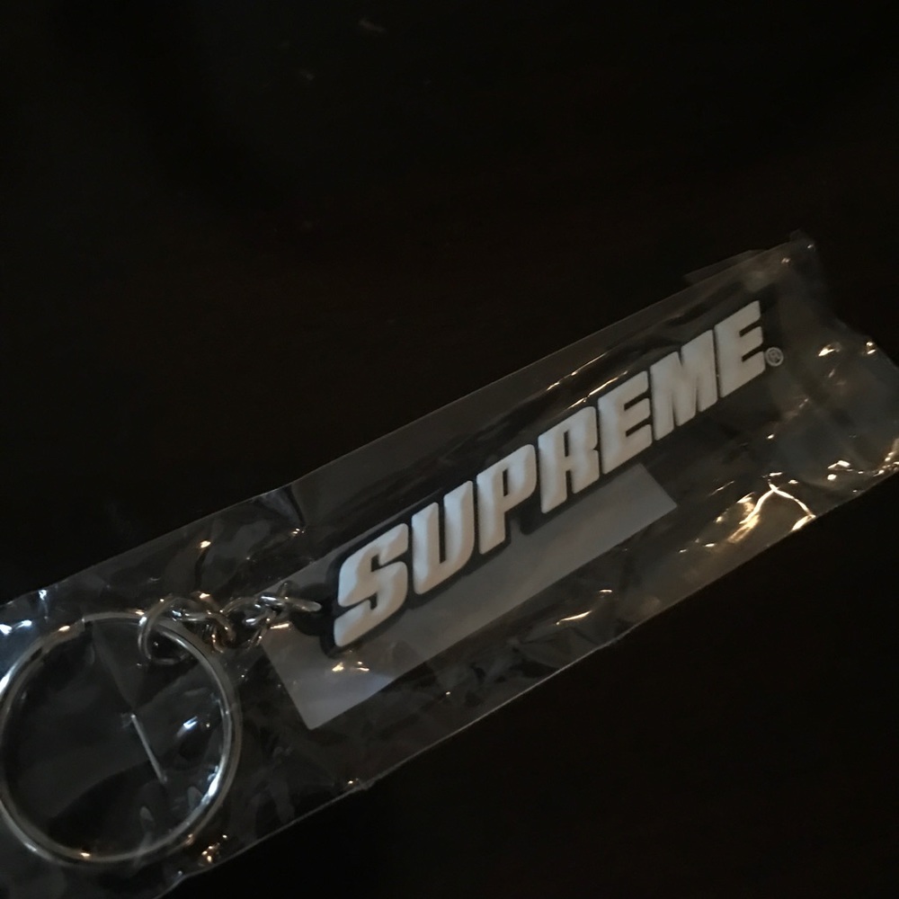 Supreme Bevel Logo Keychain Black & White SS 18